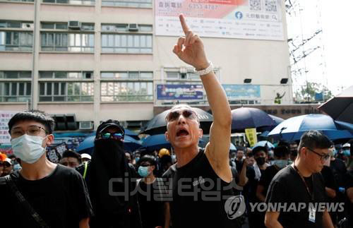 위안랑 경찰서 앞에서 항의하는 시민들로이터=연합뉴스